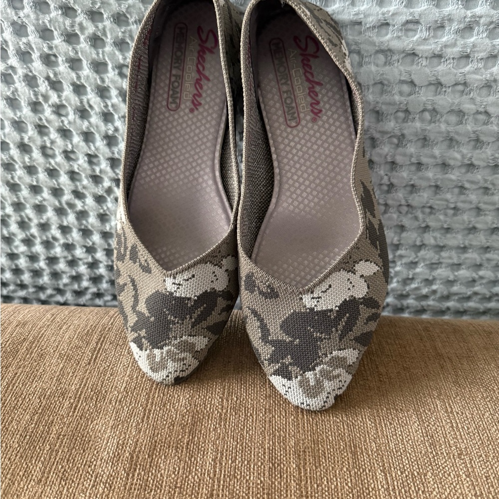 Skechers Women's Cleo Camo Floral Knit Flats - Gray and White